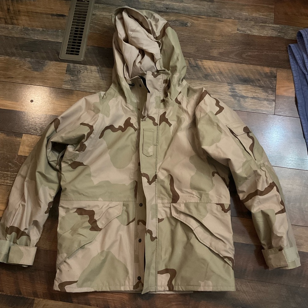 US Army Military Cold Weather Parka Desert Camouflage Medium Short